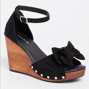 TORRIF Black Knot Bow Wood Womens Platforms